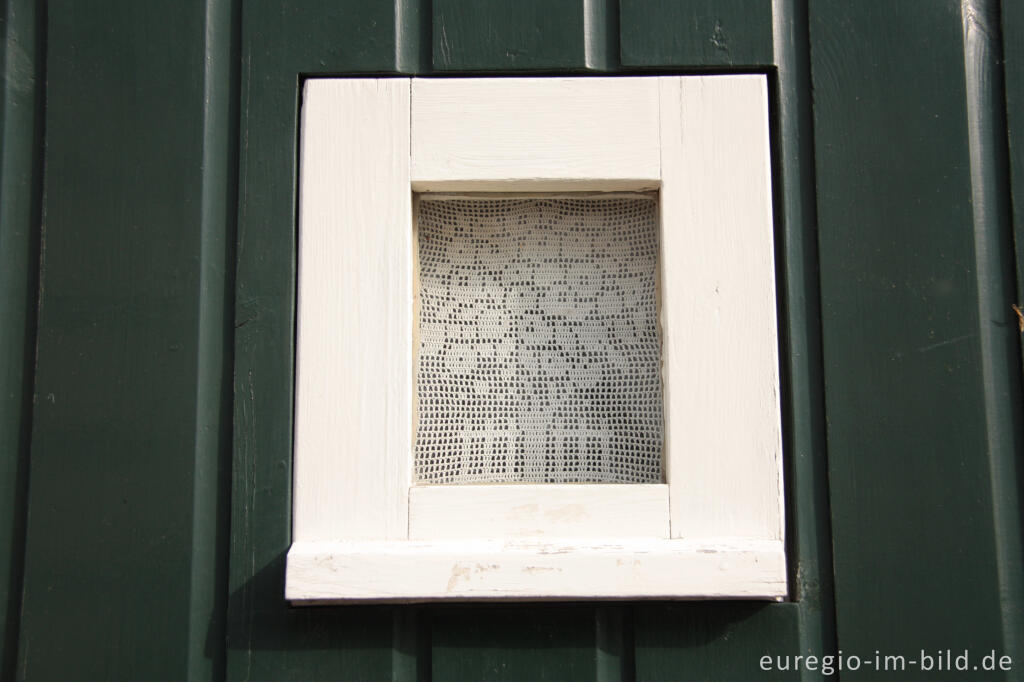 Detailansicht von Fenster mit Häkelgardine, Göhltal bei Camerig in Südlimburg