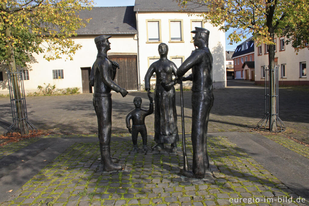 Detailansicht von Figurengruppe auf dem Dorfplatz bei der Zehntscheune, Großlittgen