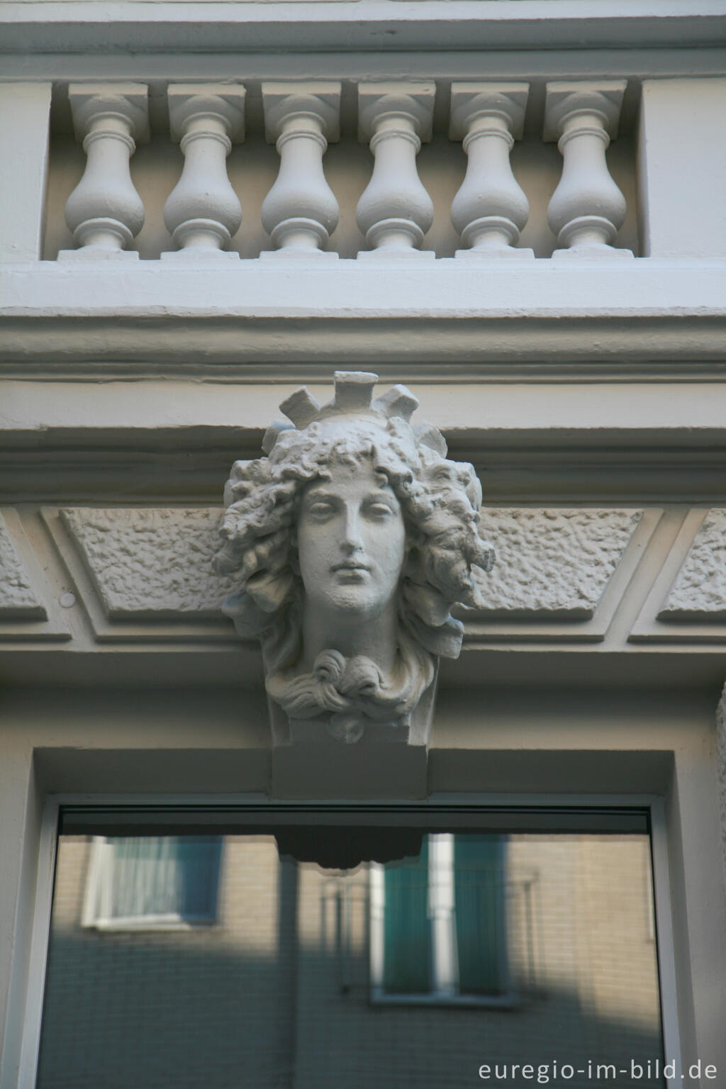 Detailansicht von Frauenkopf an einer  klassizistischen Hausfassade in Aachen