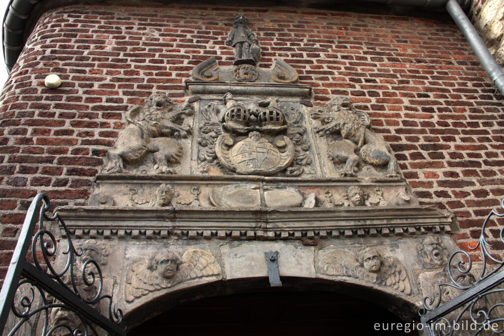 Detailansicht von Fries des Renaissanceportals  der Kirche St. Heinrich in Aachen-Horbach