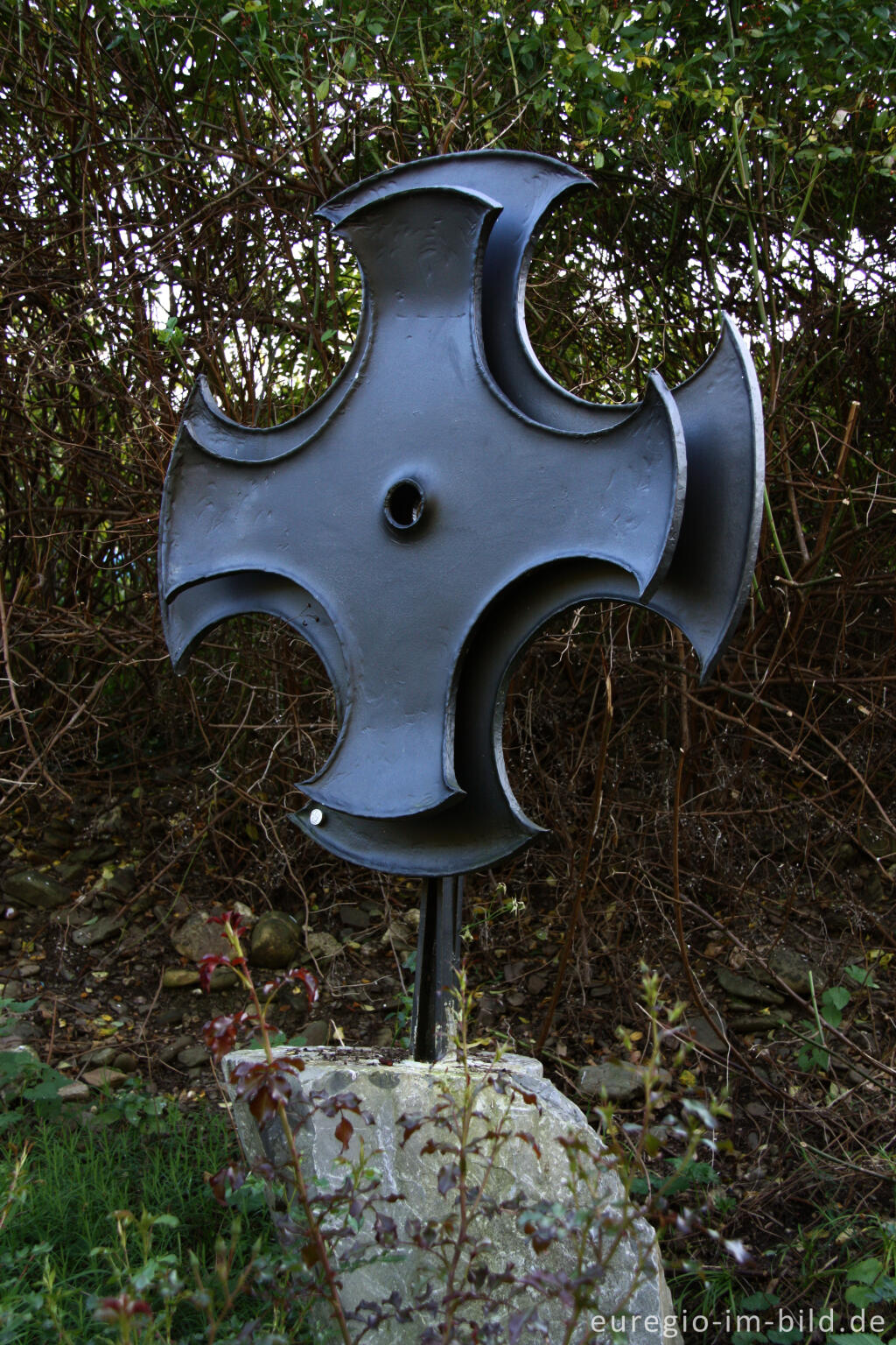 Detailansicht von Gedenk-Kreuz im Hospizgarten des Hortus Dialogus