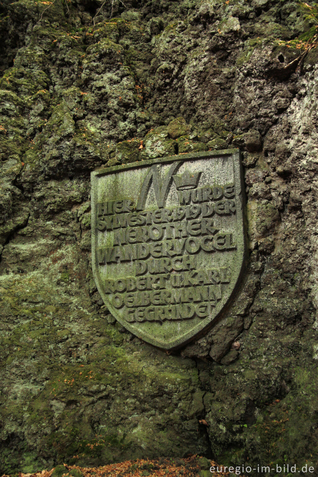 Detailansicht von Gedenkstein der Nerother Wandervögel auf dem Nerother Kopf, Vulkaneifel