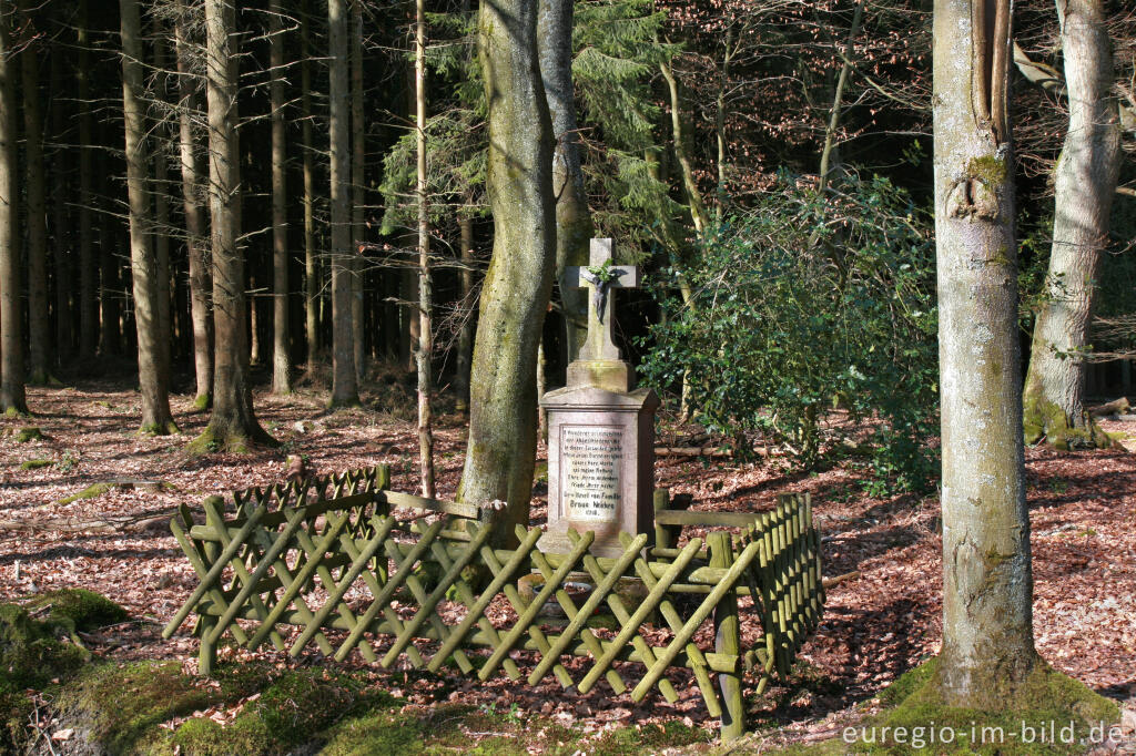 Detailansicht von Gedenkstein mit Kreuz bei der Wüstung Reinartzhof, Hohes Venn