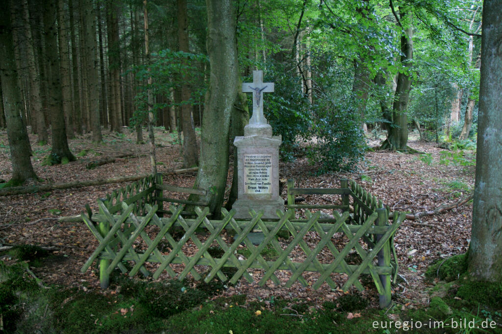 Gedenkstein mit Kreuz bei der Wüstung Reinartzhof, Hohes Venn