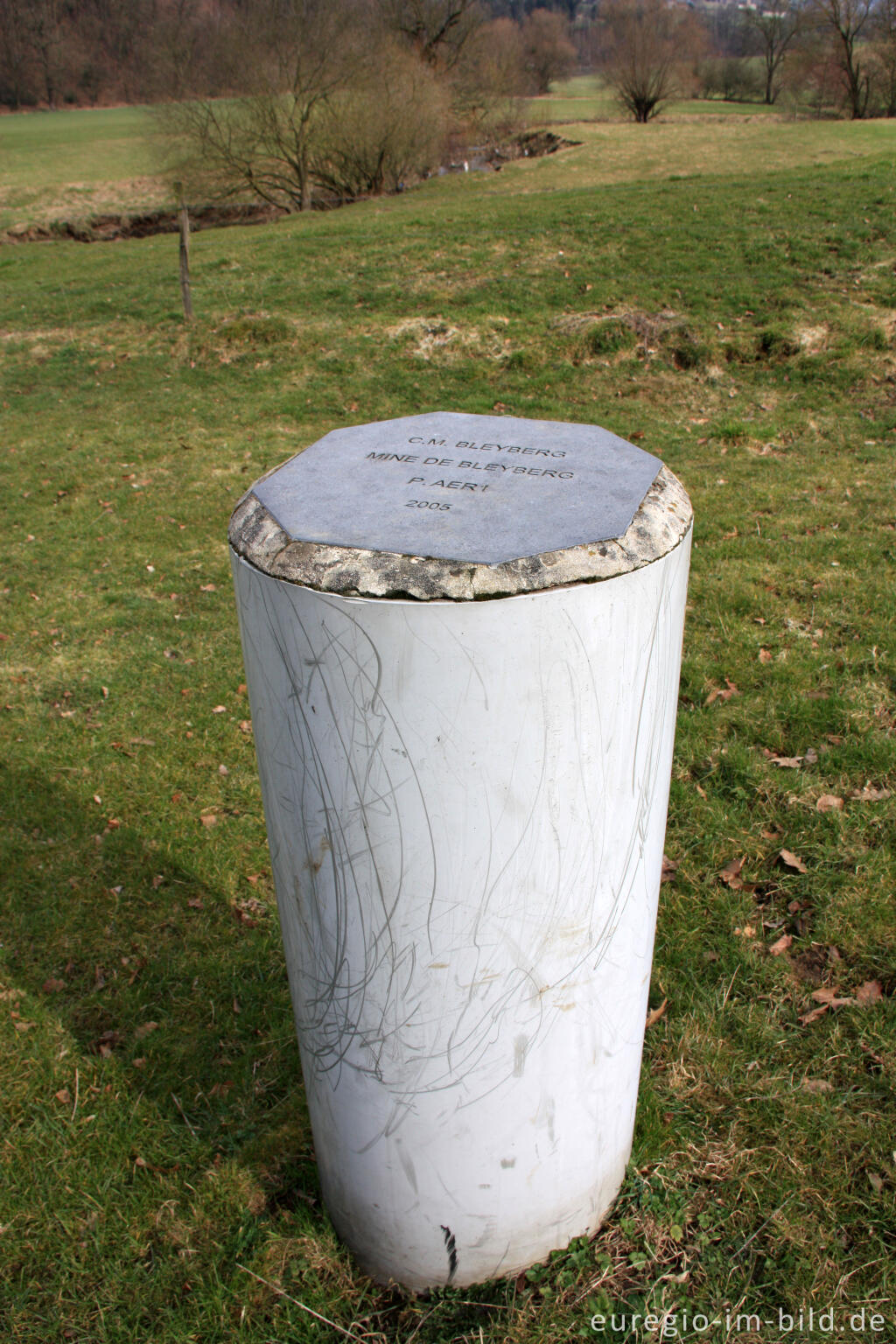 Detailansicht von Gedenkstein zur Erinnerung an die Mine von Bleyberg, Göhltal bei Plombières