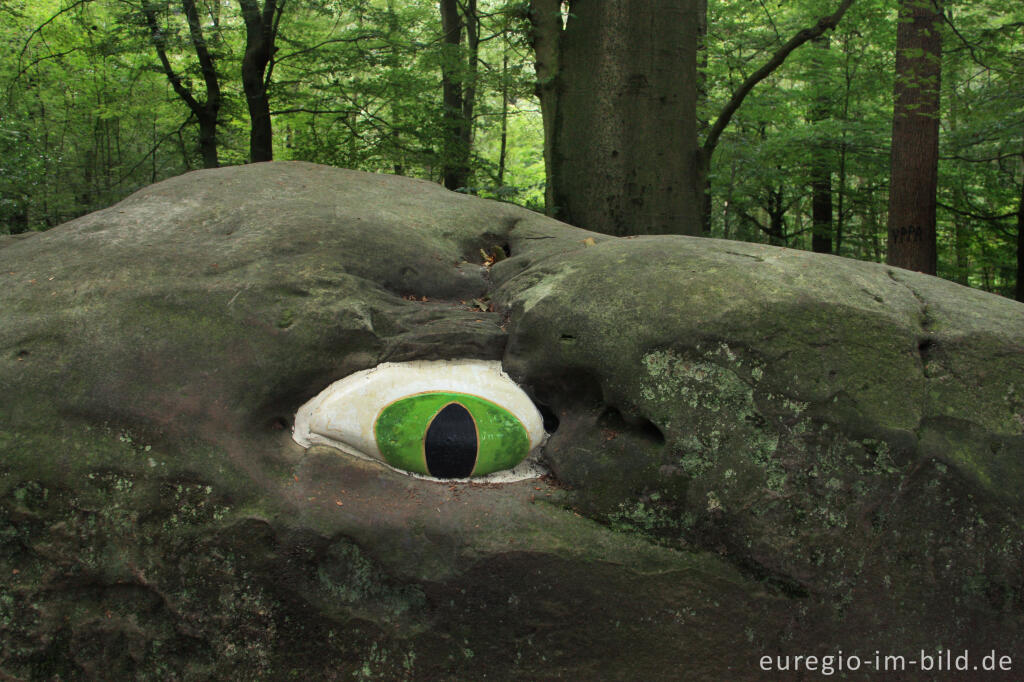 Detailansicht von Gemaltes Auge auf einem der Zyklopensteine an der Grenzkunstroute011, Grenzübergang Aachen-Köpfchen