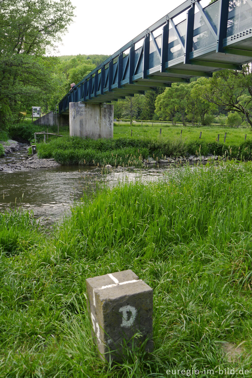 Detailansicht von Georges-Wagner-Brücke mit Our und Ribbach, Dreiländereck im Ourtal