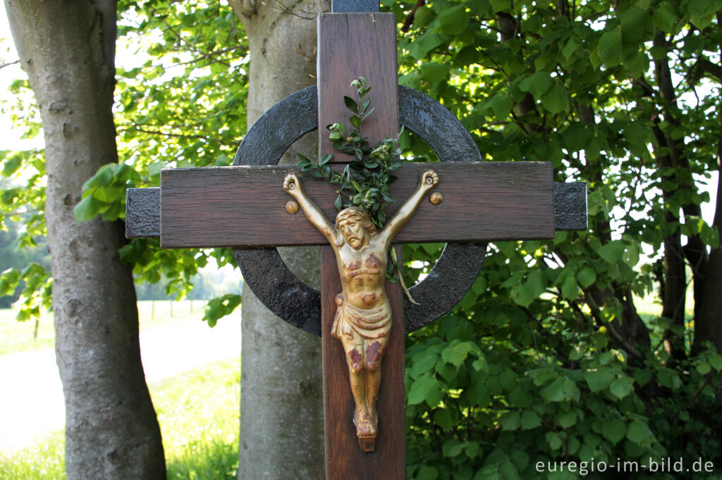 Detailansicht von Geschmücktes Wegekreuz beim Naturschutzgebiet Freyent