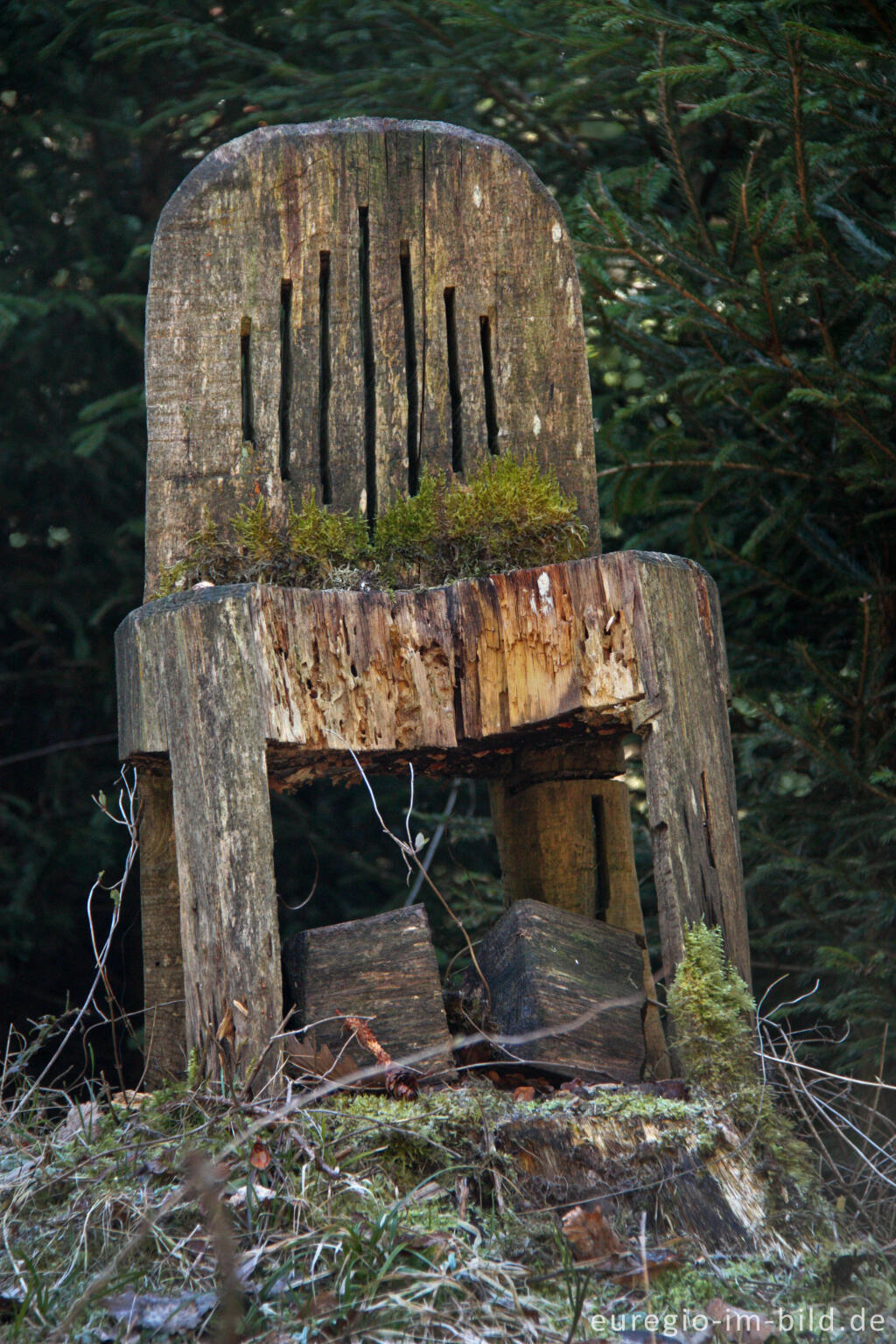 Detailansicht von Geschnitzter Stuhl am Wegesrand