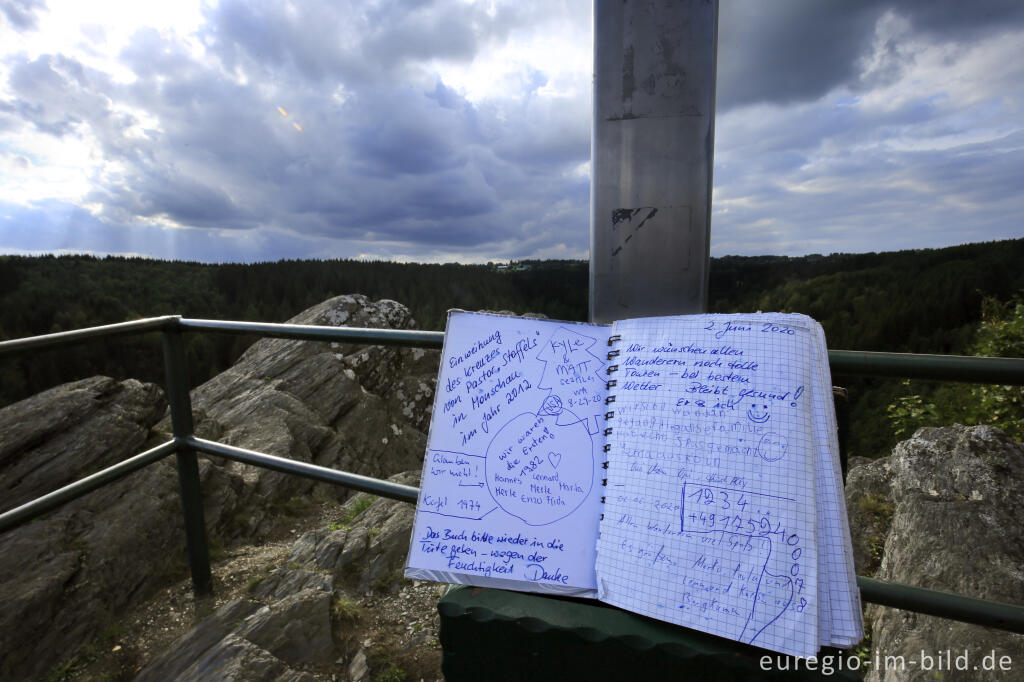 Detailansicht von Gipfelbuch auf der Ehrensteinsley