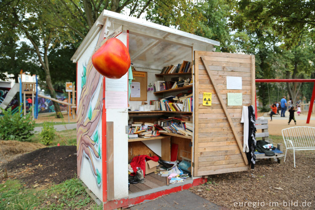 Detailansicht von GiveBox im Gemeinschaftsgarten HirschGrün (Suermondt-Park), Aachen 2016