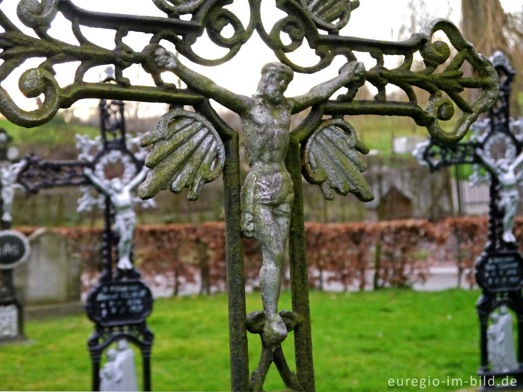 Detailansicht von Grabkreuz bei der Kirche St. Remigius in Slenaken NL