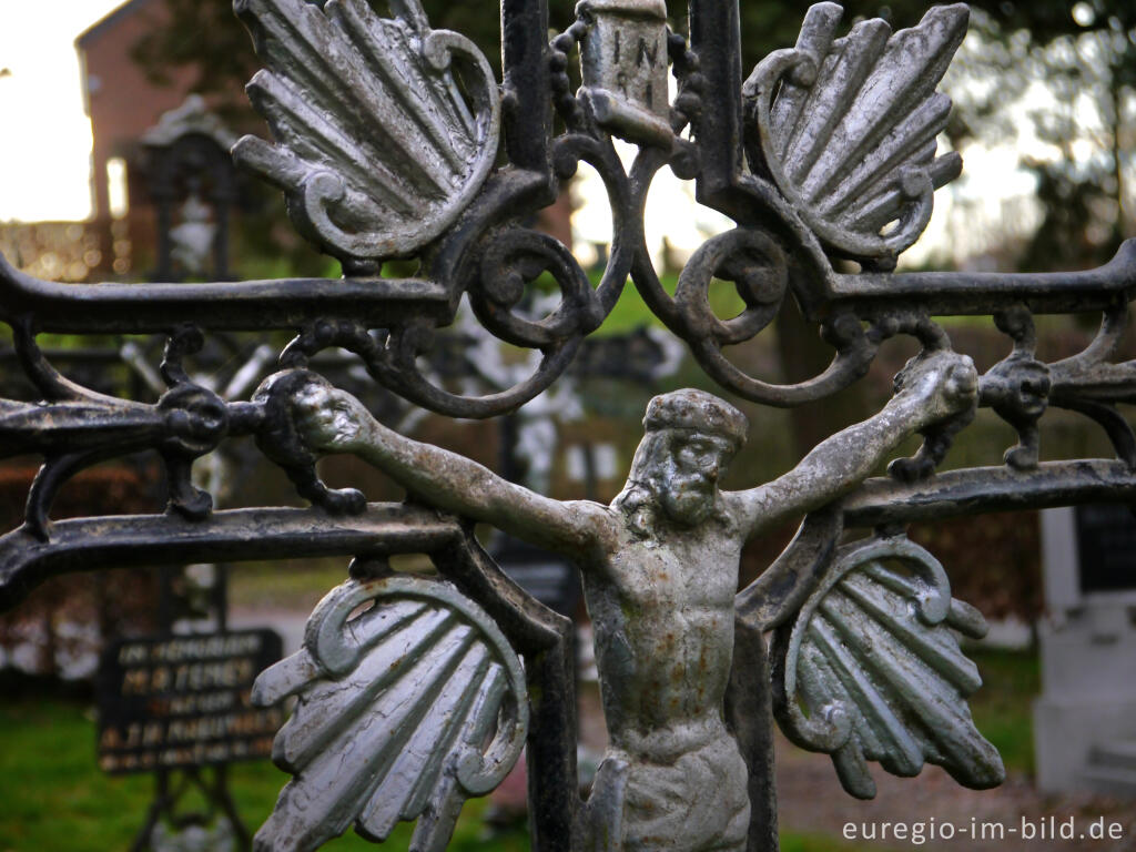 Detailansicht von Grabkreuz bei der Kirche St. Remigius in Slenaken NL