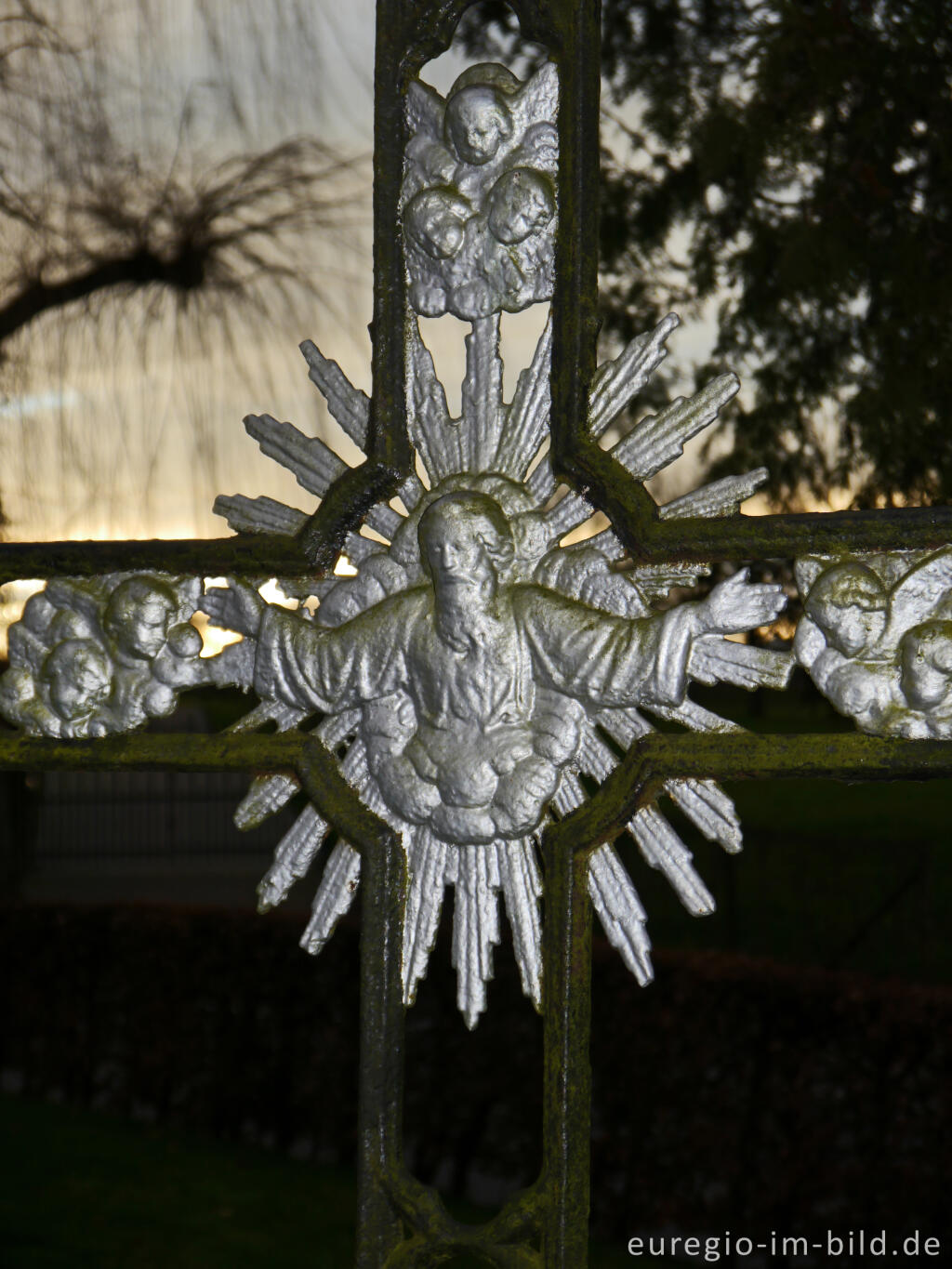 Detailansicht von Grabkreuz bei der Kirche St. Remigius in Slenaken NL