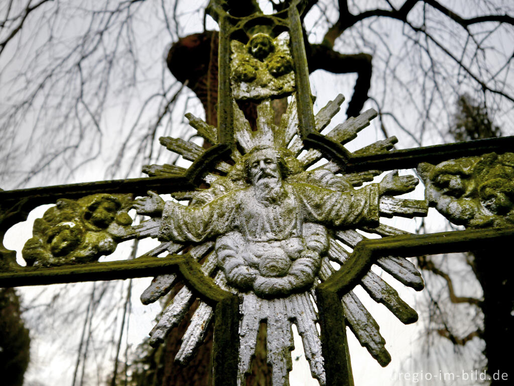 Detailansicht von Grabkreuz bei der Kirche St. Remigius in Slenaken NL