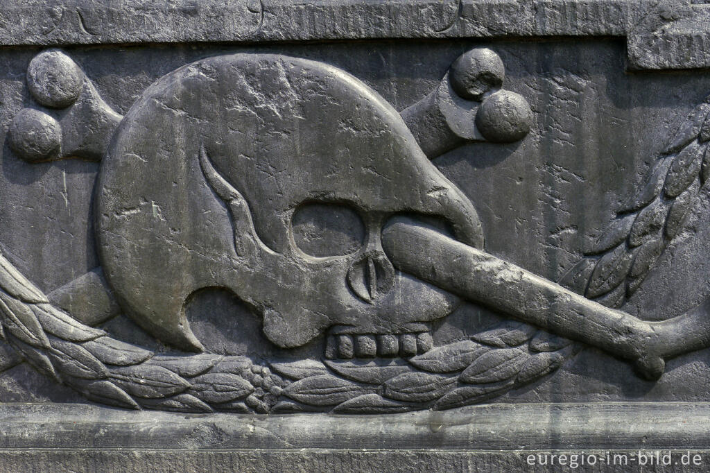 Detailansicht von Grabstein auf dem Friedhof der St. Hubertus-Kapelle von Weweler, Detail