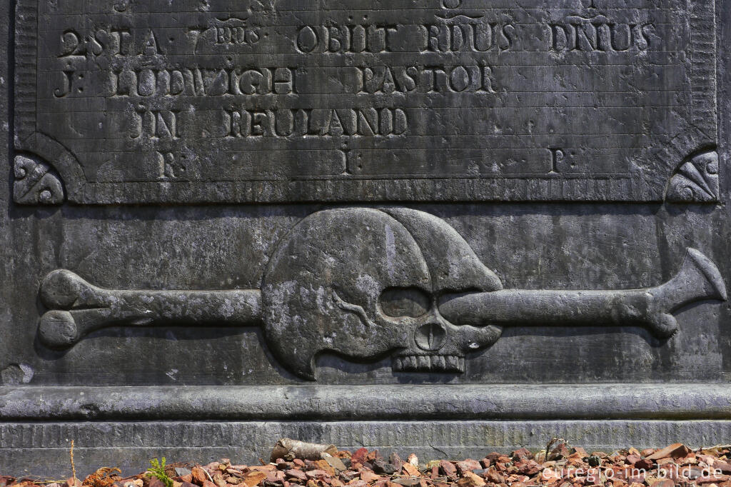 Detailansicht von Grabstein auf dem Friedhof der St. Hubertus-Kapelle von Weweler, Detail
