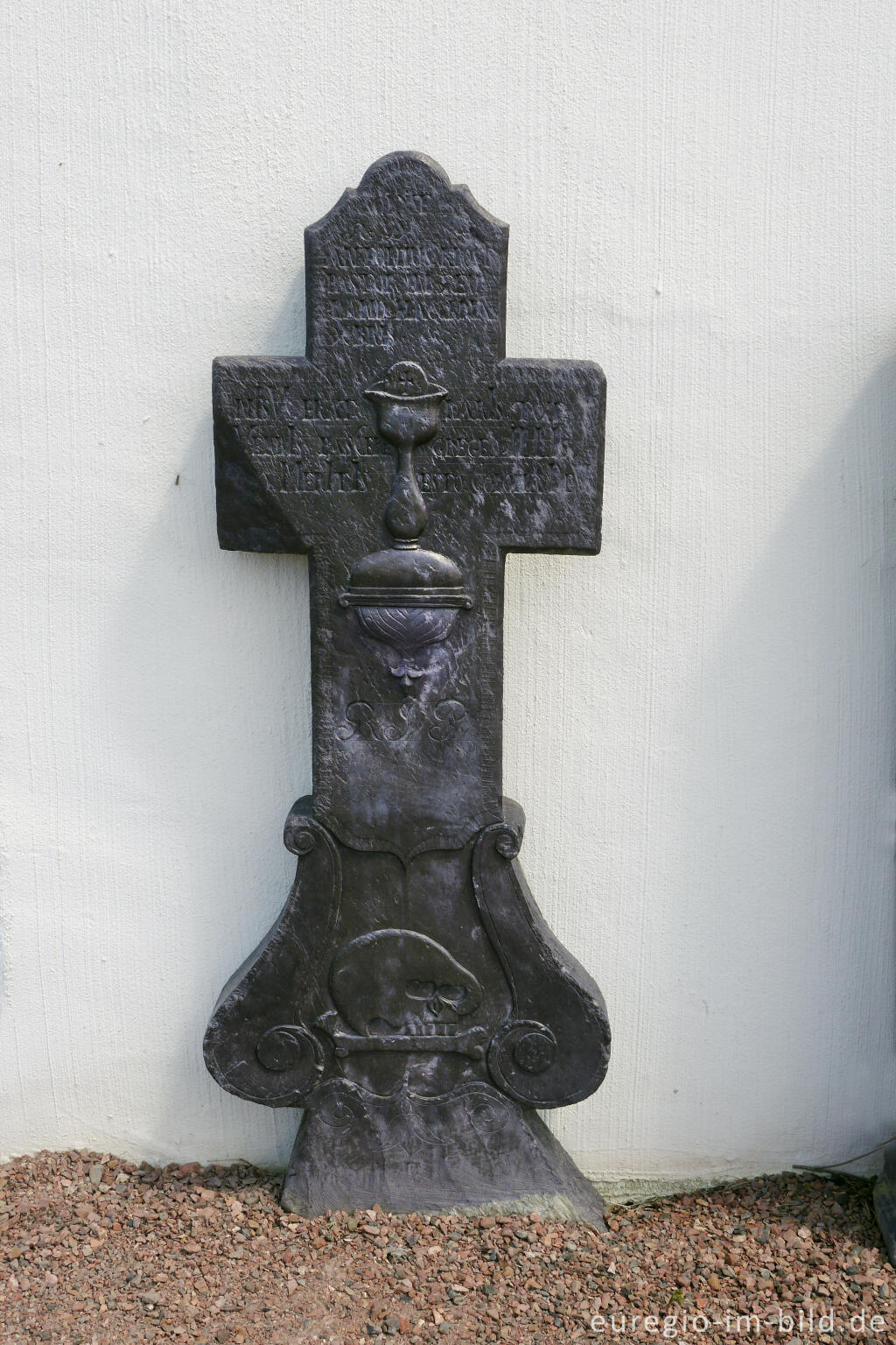 Detailansicht von Grabstein auf dem Friedhof der St. Hubertus-Kapelle von Weweler, Detail
