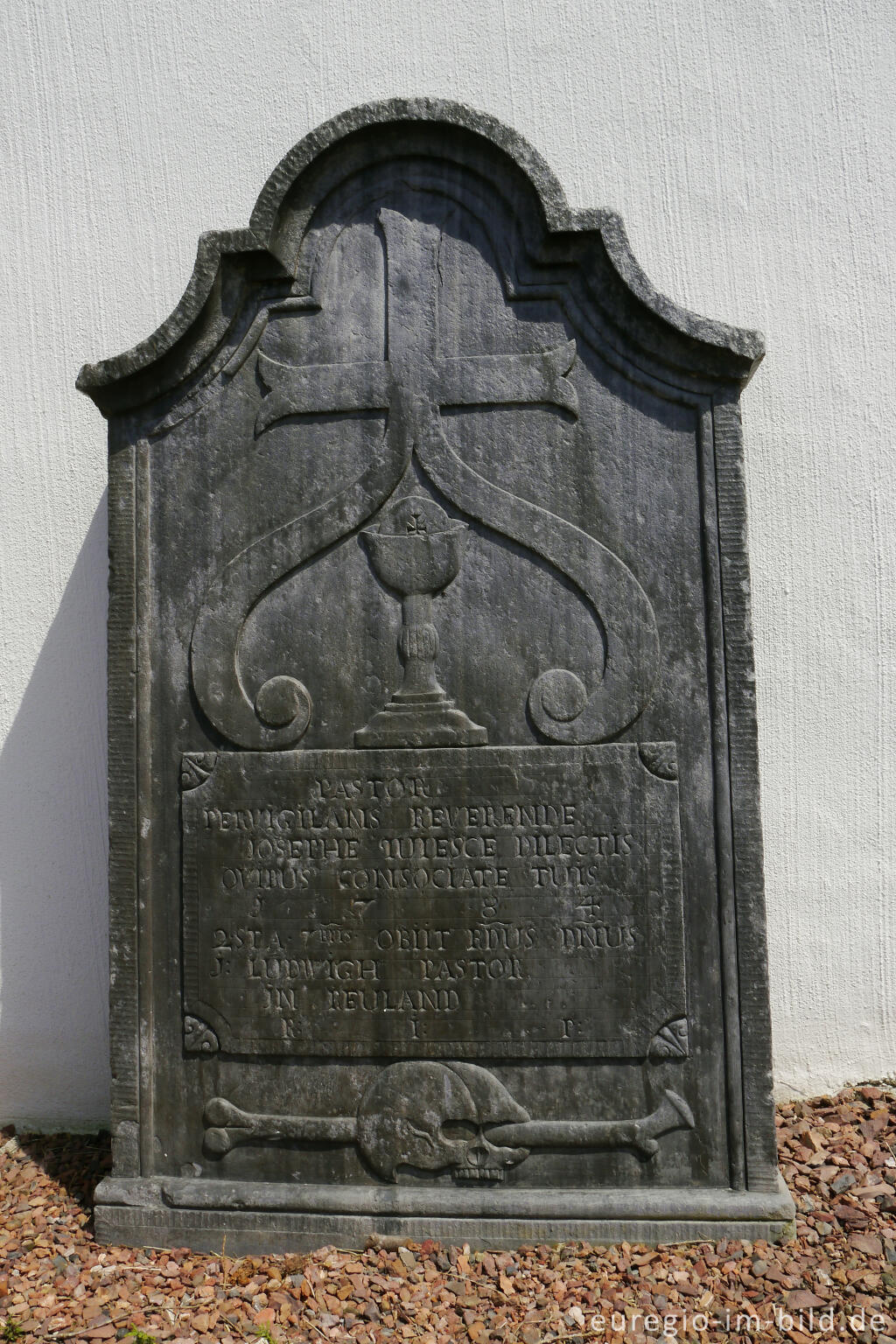 Detailansicht von Grabstein auf dem Friedhof der St. Hubertus-Kapelle von Weweler, Detail
