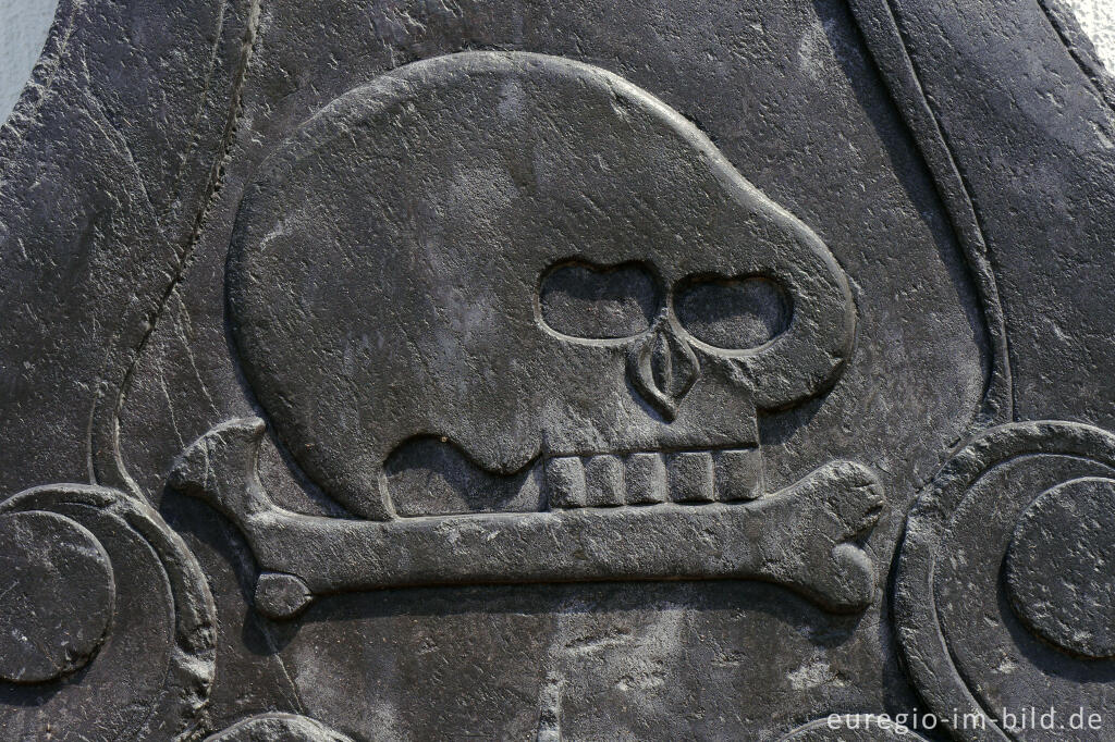 Grabstein auf dem Friedhof der St. Hubertus-Kapelle von Weweler, Detail