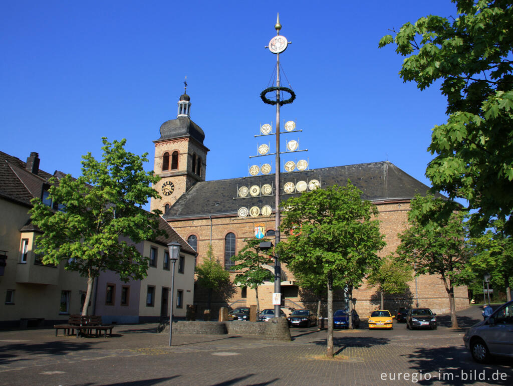 Detailansicht von Graf Mirbach Platz mit Pfarrkirche und Zunftständer, Hillesheim