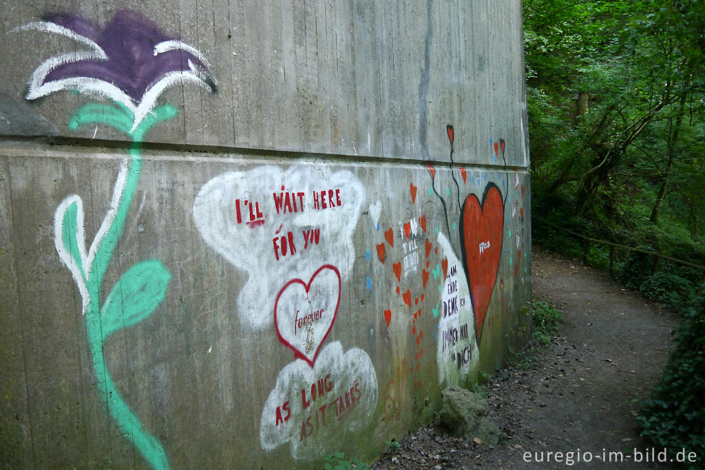 Detailansicht von Grafitti außen an der Kakushöhle