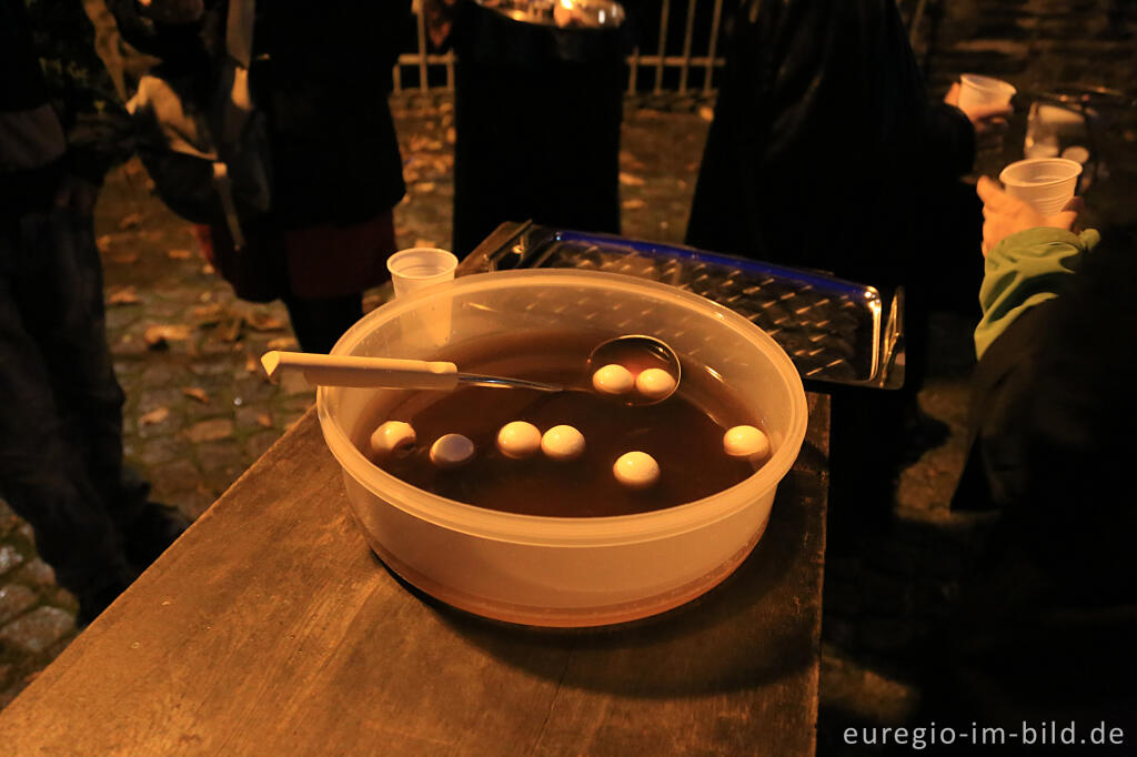 Detailansicht von Halloween in Monschau: Augensuppe