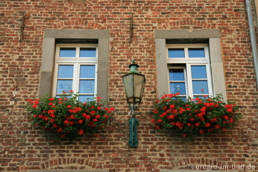 Detailansicht von Hausfassade auf dem Domhof, Aachen