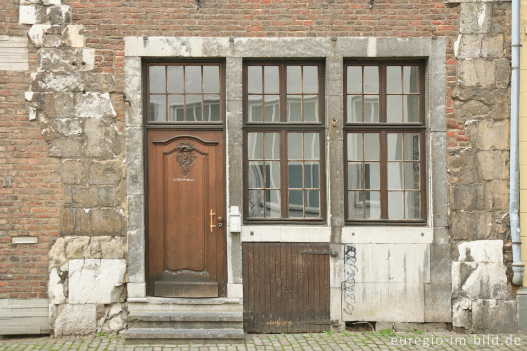 Detailansicht von Hausfassade in der Altstadt von Aachen (Hof)