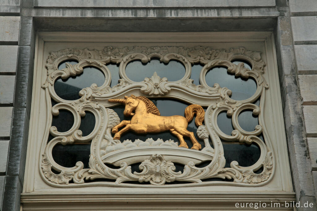 Detailansicht von Hausfassade mit goldenem Einhorn, Aachen, Markt