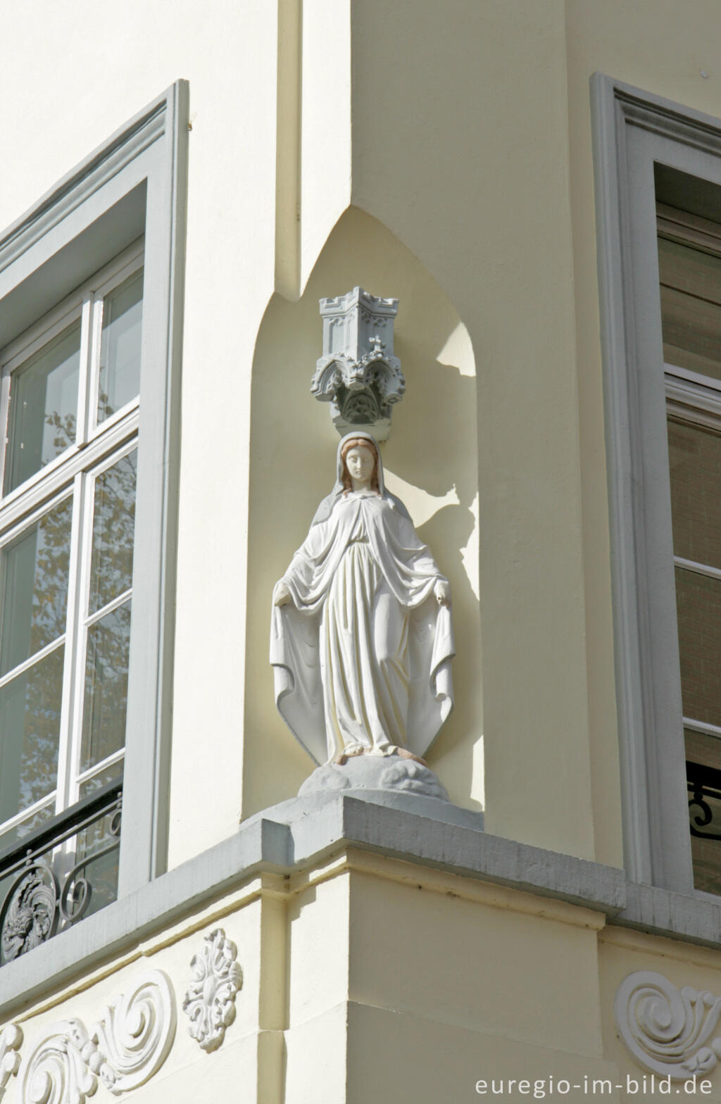 Detailansicht von Hausfassade mit Marienfigur, Aachen - Zentrum