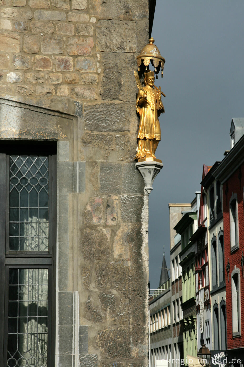 Detailansicht von Hausfassade mit vergoldeter, männlicher Figurr, Aachen - Zentrum