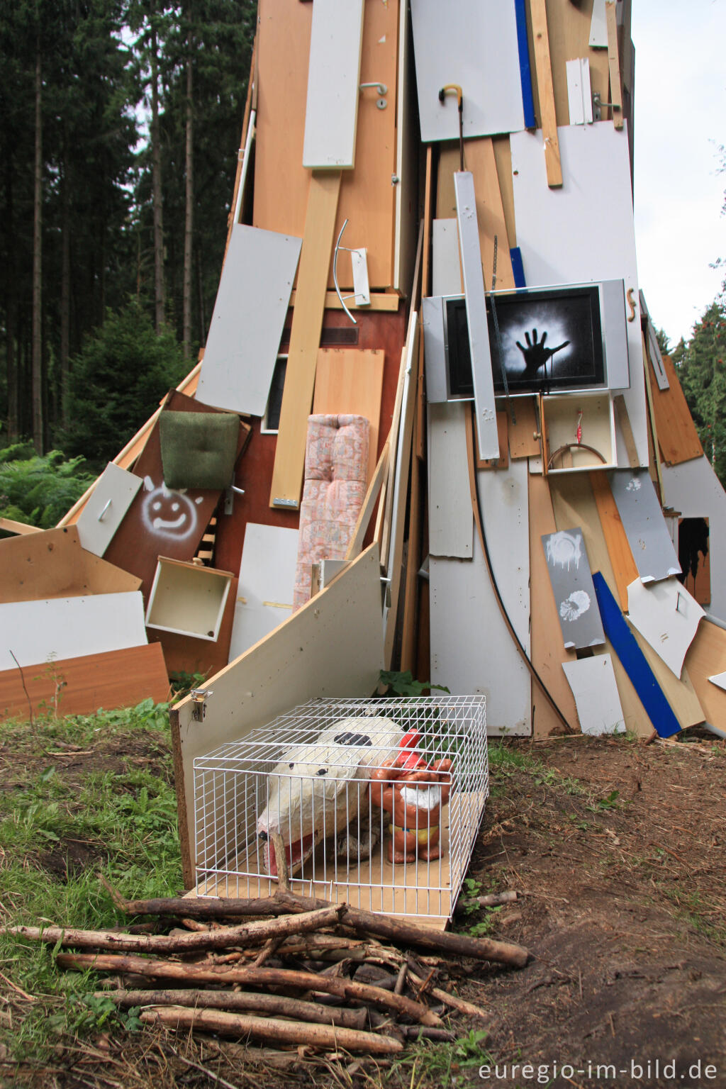 Detailansicht von Helge Hommes: "the skip refuse tree project", Grenzkunstroute011 beim Grenzübergang Aachen-Köpfchen