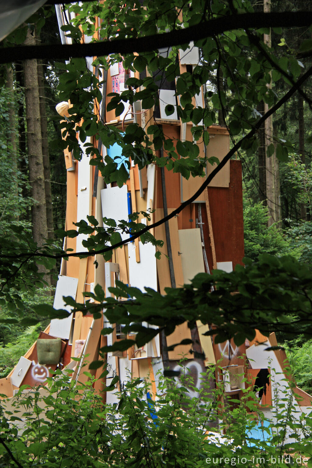 Detailansicht von Helge Hommes: "the skip refuse tree project", Grenzkunstroute011 beim Grenzübergang Aachen-Köpfchen