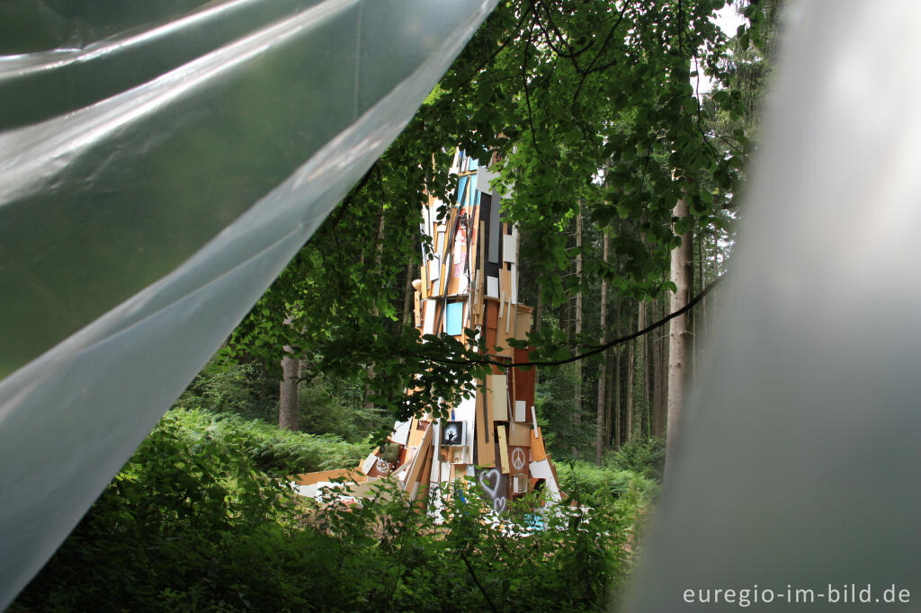 Detailansicht von Helge Hommes: "the skip refuse tree project", Grenzkunstroute011 beim Grenzübergang Aachen-Köpfchen