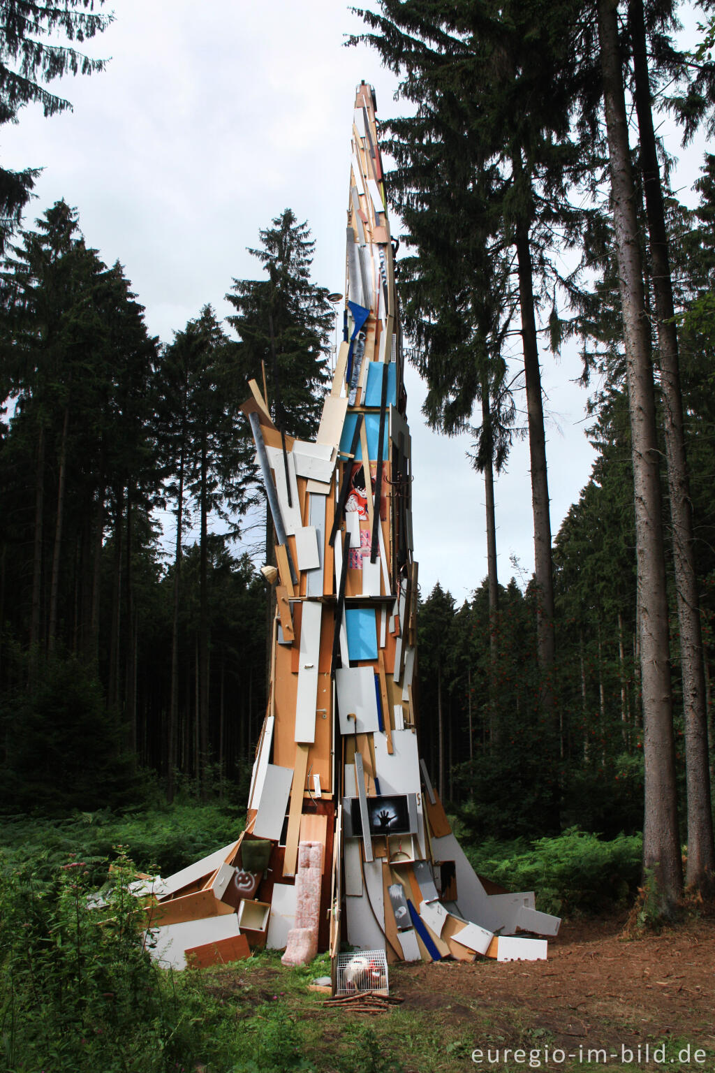 Detailansicht von Helge Hommes: "the skip refuse tree project", Grenzkunstroute011 beim Grenzübergang Aachen-Köpfchen