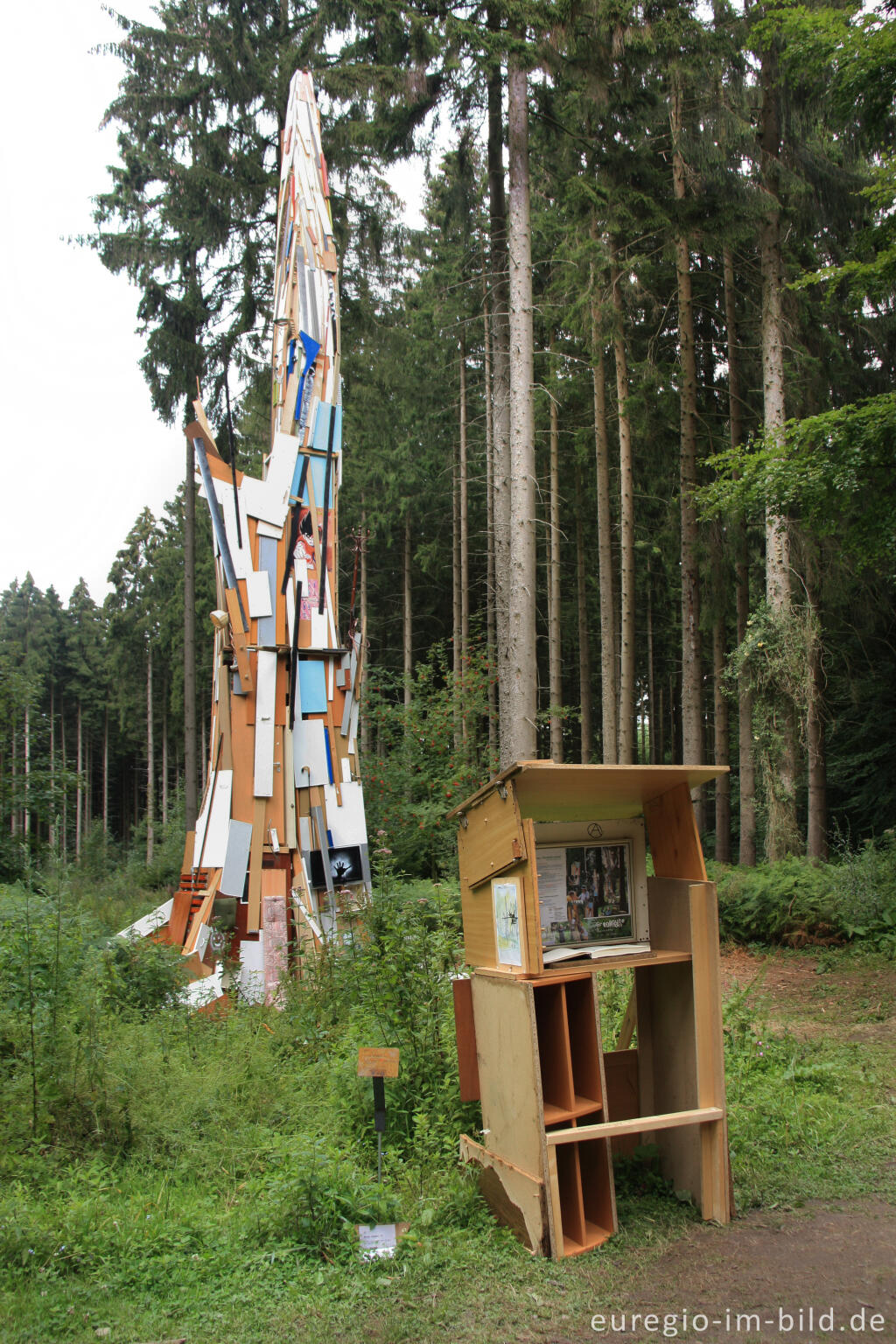 Detailansicht von Helge Hommes: "the skip refuse tree project", Grenzkunstroute011 beim Grenzübergang Aachen-Köpfchen