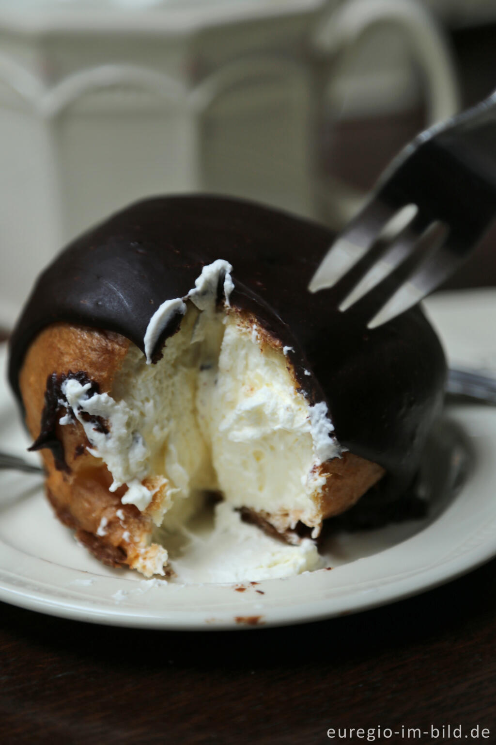 Detailansicht von Hertogenboscher Spezialität: Bossche Bollen, ein mit Schokolade überzogener Windbeutel