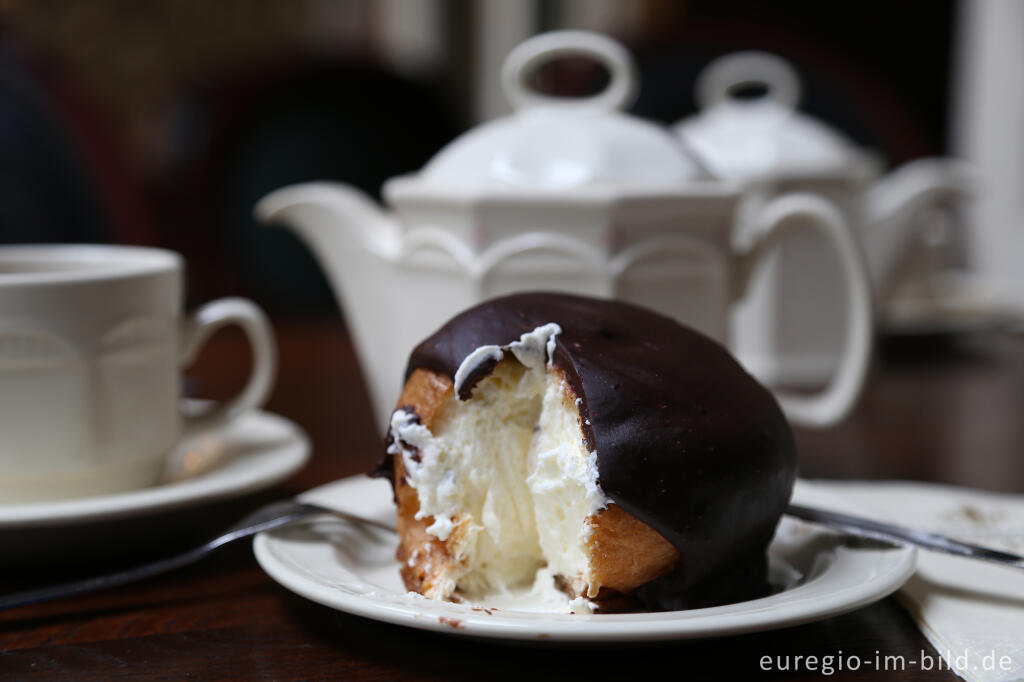 Hertogenboscher Spezialität: Bossche Bollen, ein mit Schokolade überzogener Windbeutel