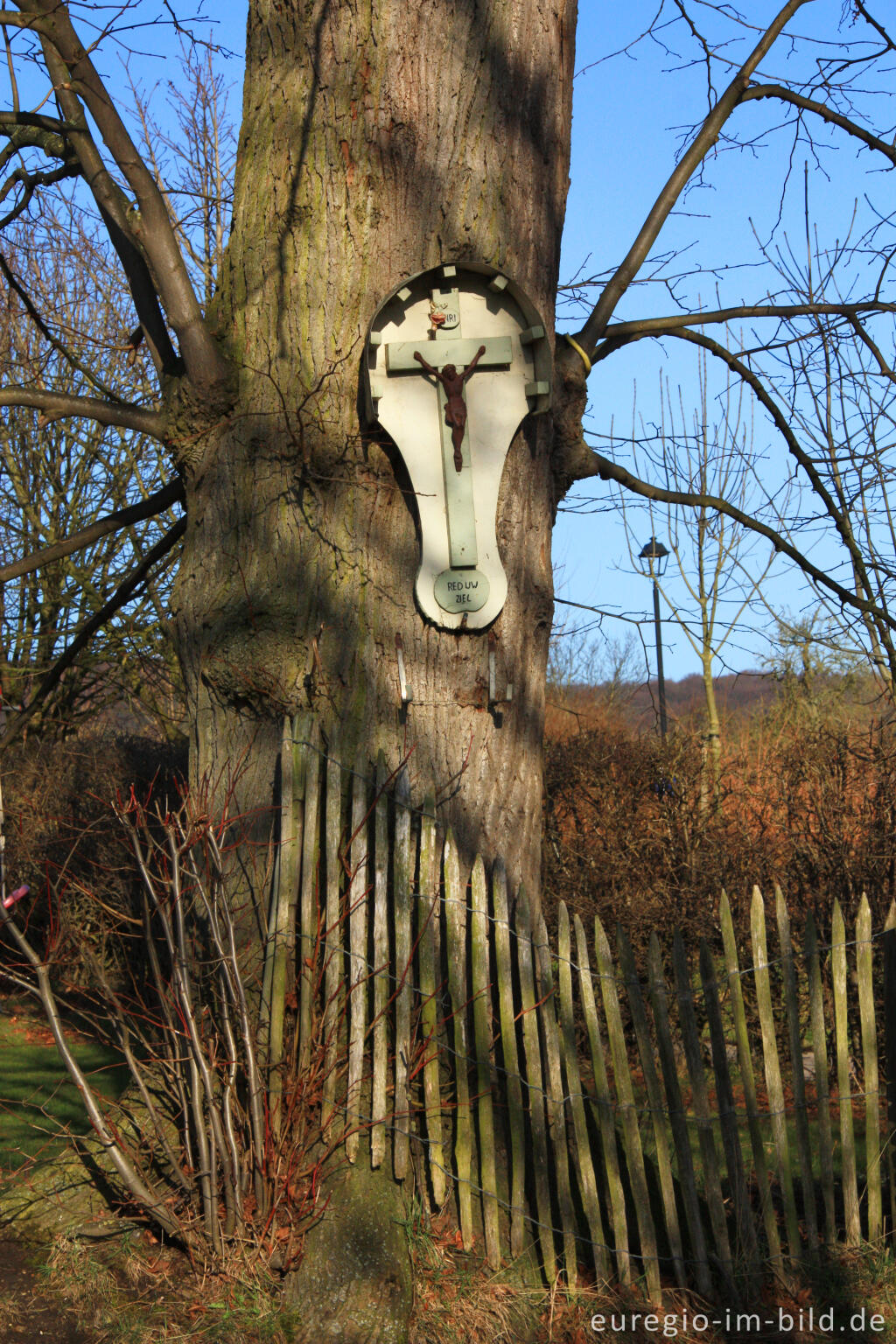 Detailansicht von Holzkreuz an einem Baum in Terziet, Südlimburg