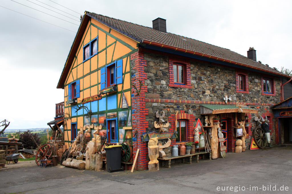 Detailansicht von Holzschnitzer, Elch- und Lappland-Fan in Mützenich, Eifel