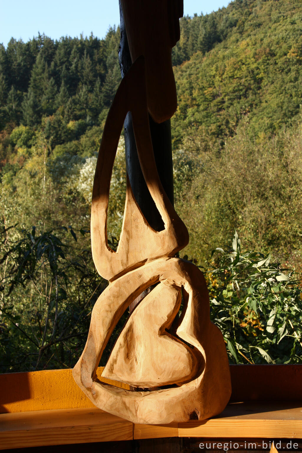 Detailansicht von Holzskulptur im  Hospizgarten des Hortus Dialogus