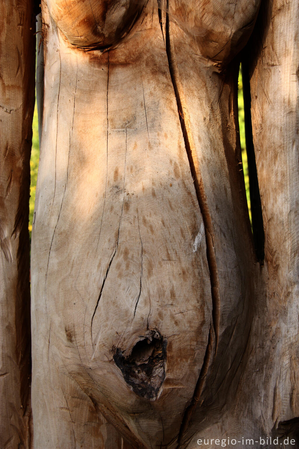 Detailansicht von Holzskulptur im Hospizgarten des Hortus Dialogus