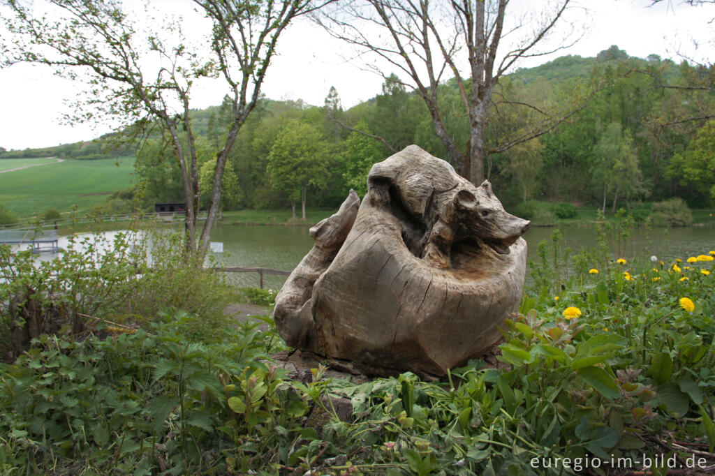 Detailansicht von Holzskulptur vor dem MC "The Rats"