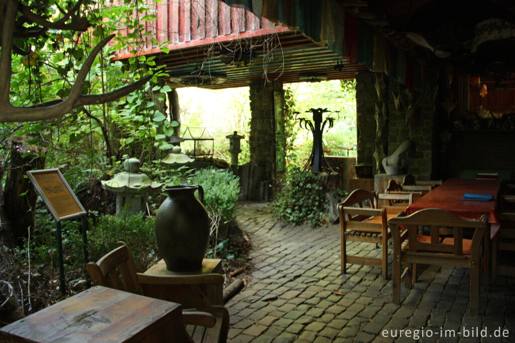 Detailansicht von  "Hortus Dialogus", die Schädelterrasse beim Wohnhaus