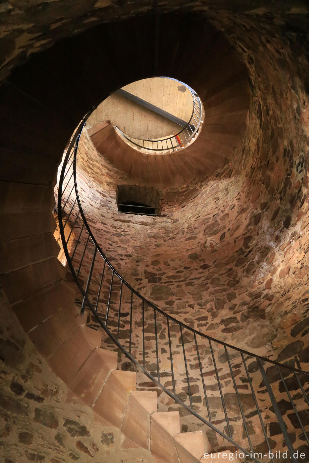 Detailansicht von Im Bergfried der Burg Hengebach, Heimbach