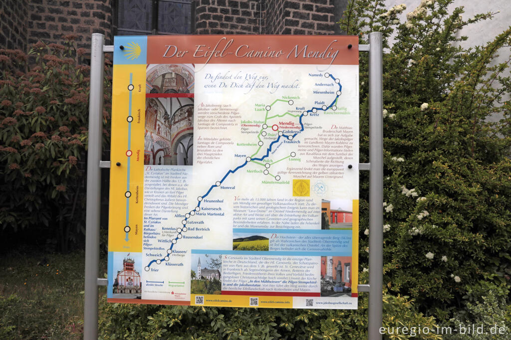 Detailansicht von Infotafel zum Eifel-Camino bei St. Cyriakus, Niedermendig