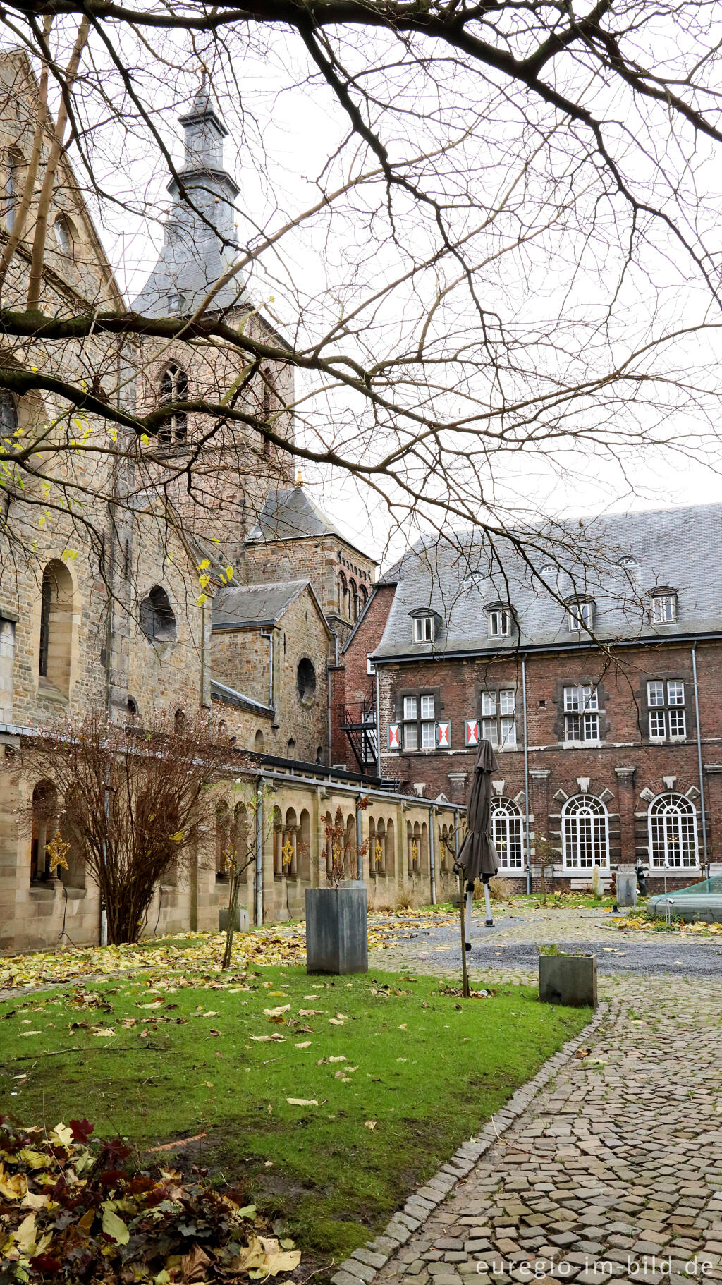 Detailansicht von Innenhof der Abtei Rolduc mit Abteikirche und Kreuzgang, Kerkrade