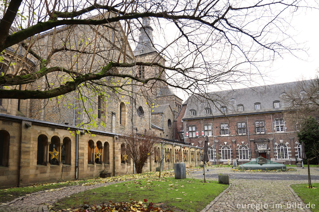 Detailansicht von Innenhof der Abtei Rolduc mit Abteikirche und Kreuzgang, Kerkrade