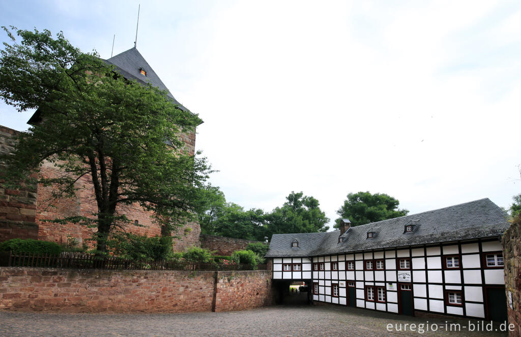 Detailansicht von Inneres Burgtor mit Pförtnerhaus und Wohnturm, Burg Nideggen